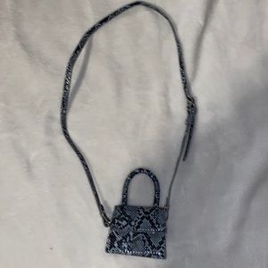 Forever 21 blue snakeskin body bag! 🙌